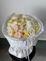 Букет из кустовых пионовидных роз, хризантемы, диантусов и одноголовых роз