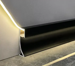 Алюминиевый светодиодный плинтус (с экраном) 71 мм ПО-193 черный матовый 2700 мм