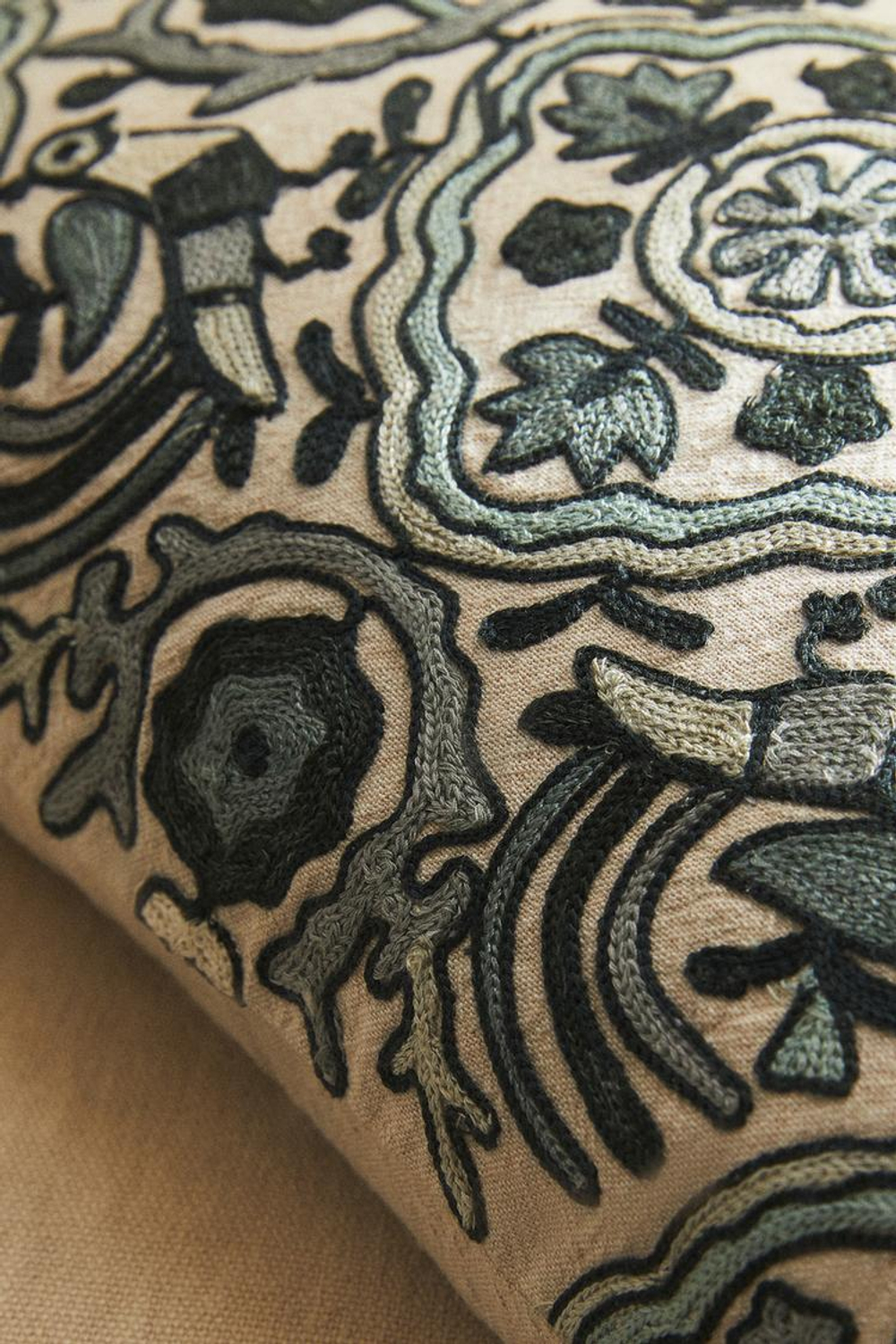 ZARA HOME ХЛОПКОВЫЙ ЧЕХОЛ ДЛЯ ДЕКОРАТИВНОЙ ПОДУШКИ С ВЫШИВКОЙ, СВЕТЛО-БЕЖЕВЫЙ