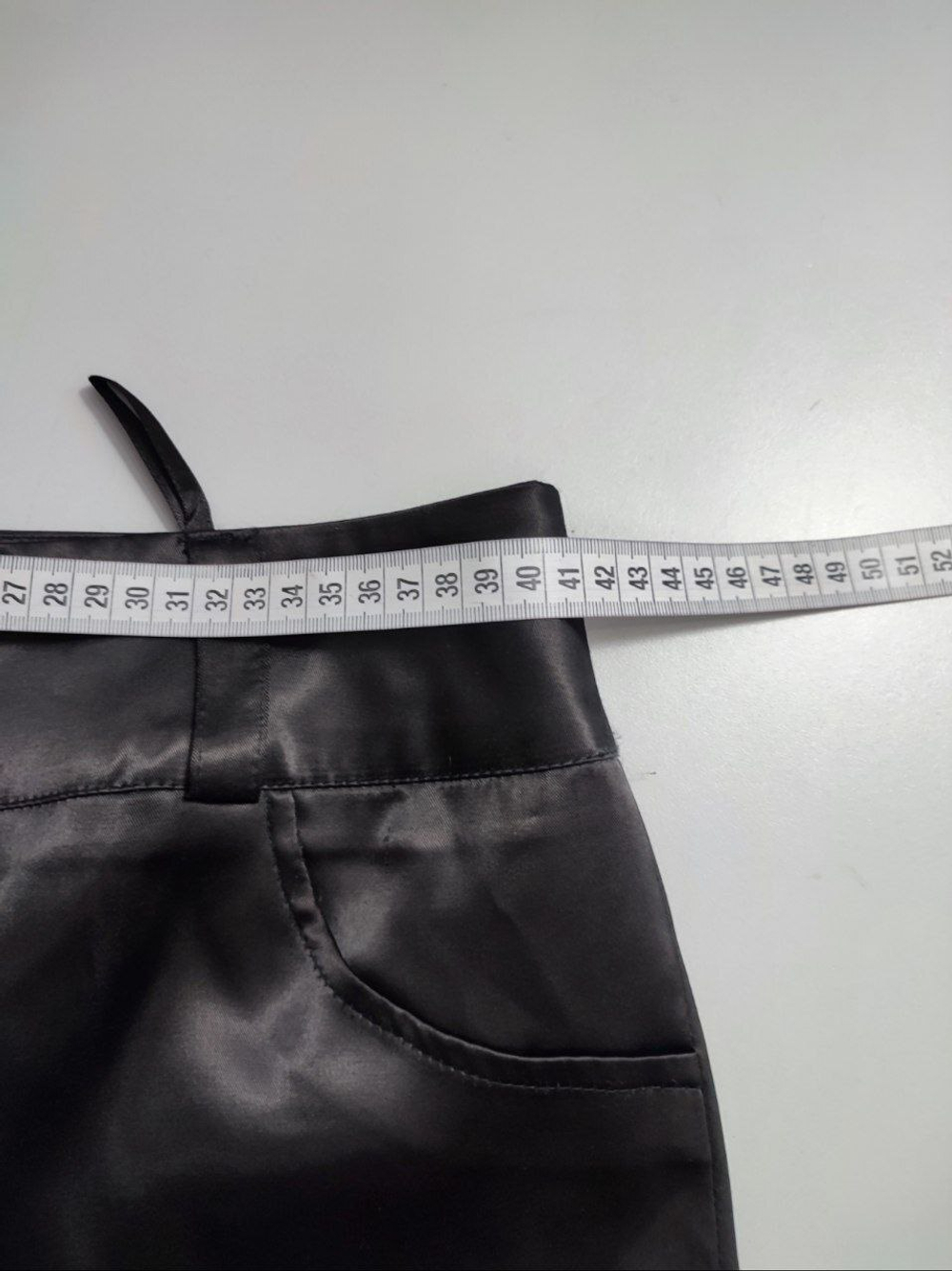 Брюки атласные 50 размер, с браком