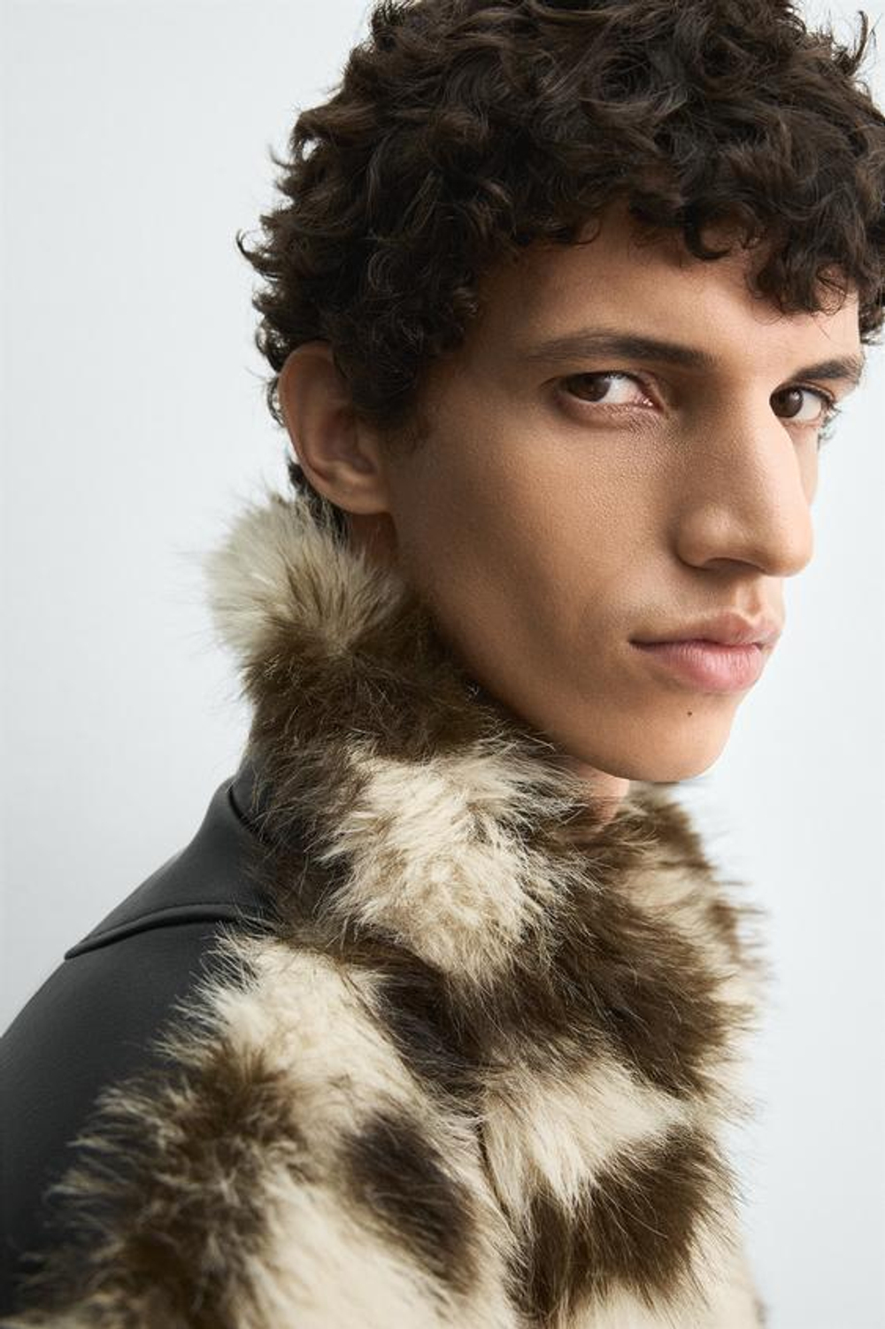 ZARA HARRY LAMBERT X DISNEY КУРТКА ИЗ ИСКУССТВЕННОЙ КОЖИ С КОНТРАСТНОЙ ОТДЕЛКОЙ, КОРИЧНЕВЫЙ