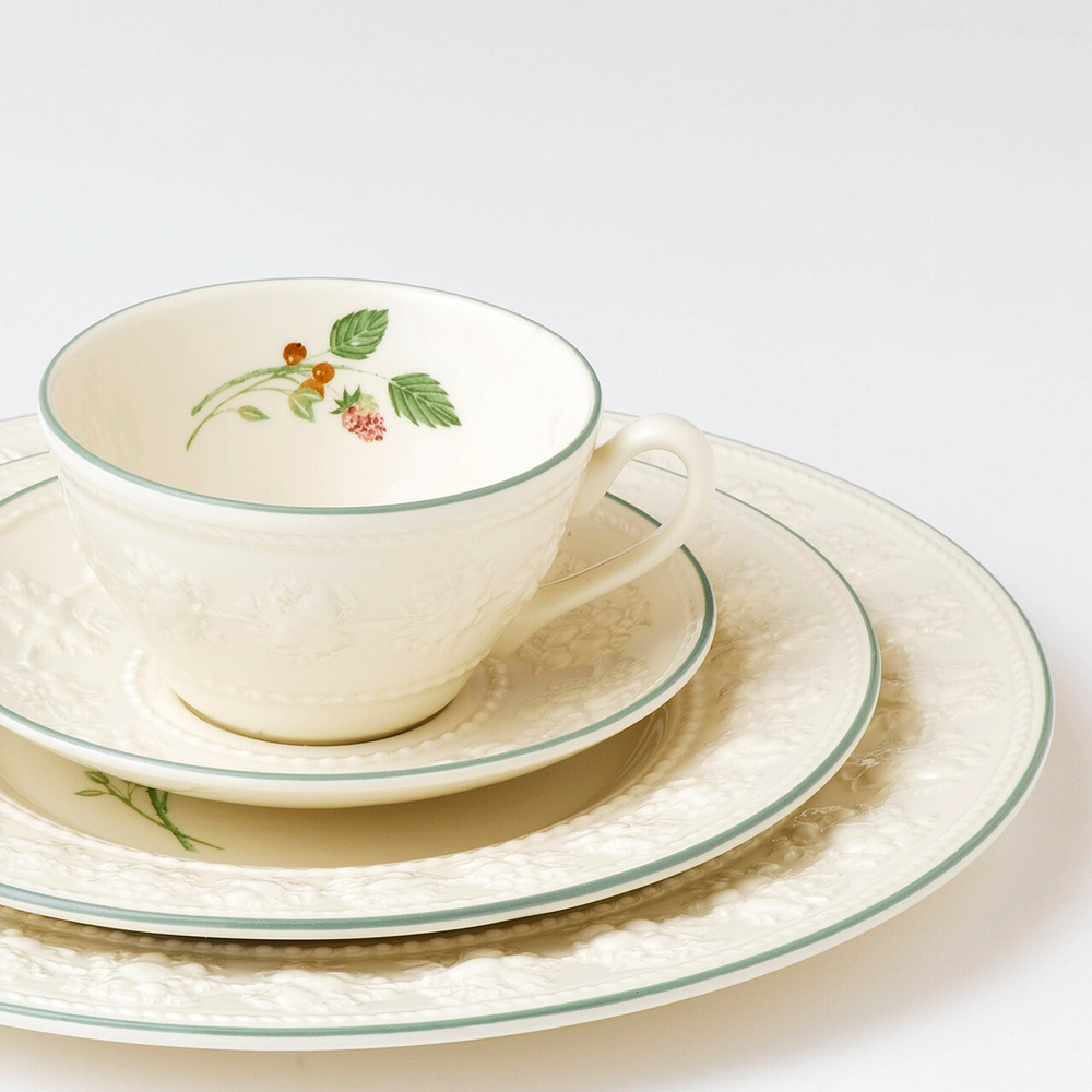 Wedgwood - Чашка и блюдце Festivity Raspberry для чая 250мл / артикул   1053996  / GTIN 4571165377659