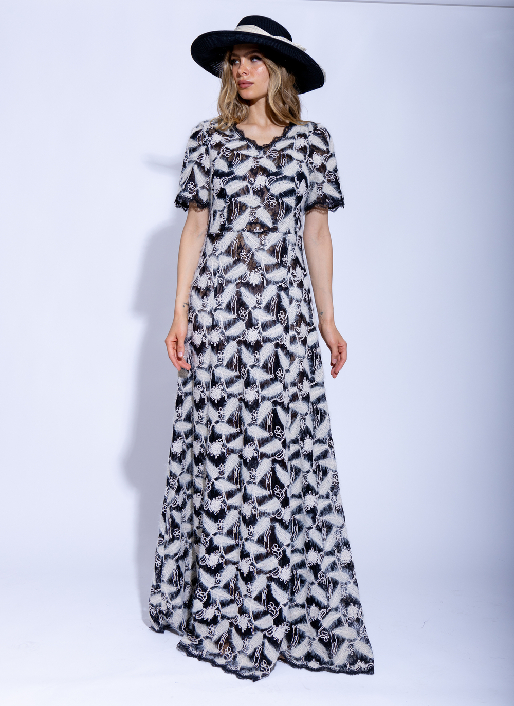 Женское дизайнерское кружевное платье черного цвета с коротким рукавом