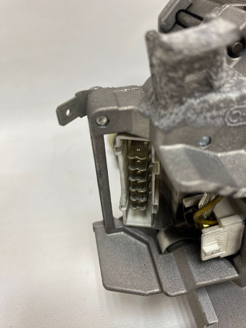 201.1 Двигатель Bosch Siemens 142369, 9000040213 00145546 9000040214 -6 контактов б\у