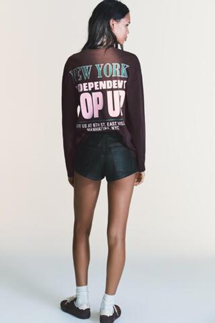 ZARA ФУТБОЛКА С ЭФФЕКТОМ ПОТЕРТОСТИ И КОНТРАСТНЫМ ТЕКСТОМ, КОРИЧНЕВЫЙ