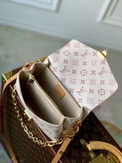 Louis Vuitton Pochette Metis East West