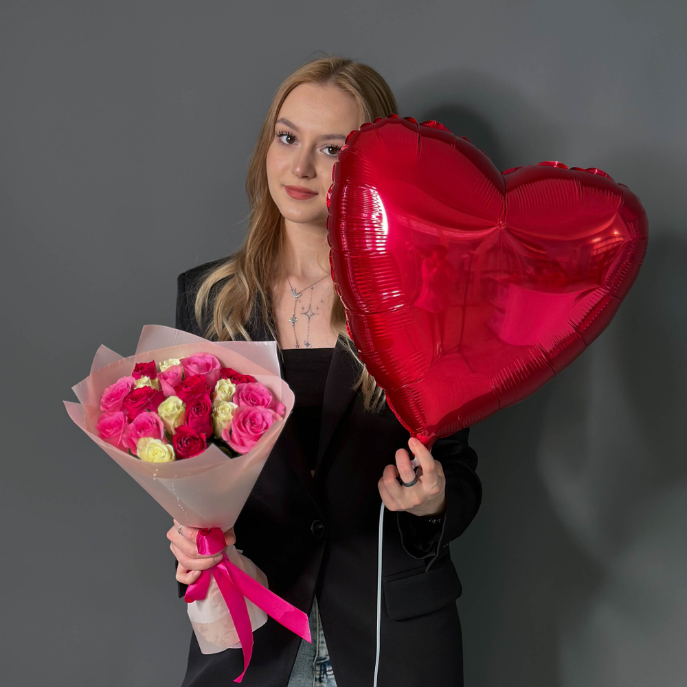 Подарочный набор 19 роз Кения 32см + шар Сердце