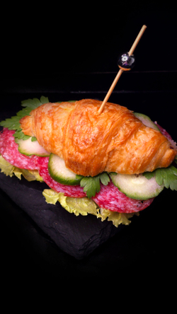 Сливочный круассан с копченой колбасой и овощами