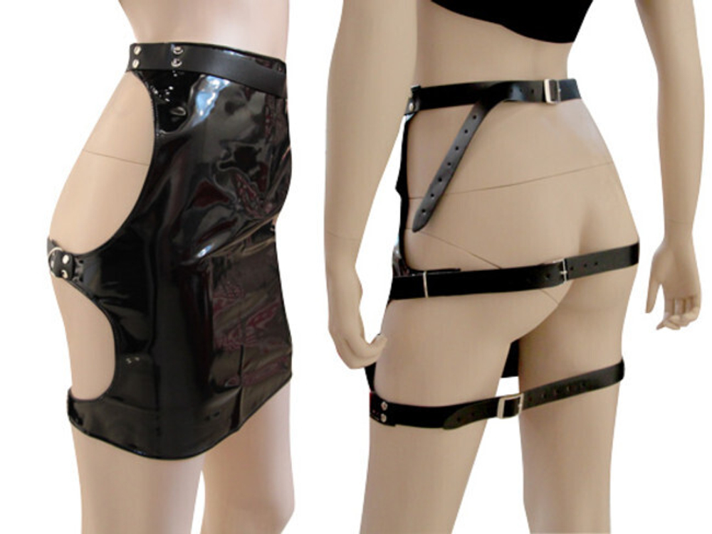 Черная виниловая юбка с ремешками сзади (42-48) (Цвет: черный с серебряным)