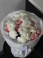 Авторский букет из хризантемы и кустовой розы