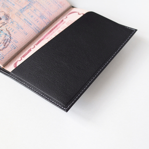 Обложка для паспорта из натуральной кожи теленка, черного цвета