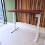 Регулируемый компьютерный стол Motor UP с регулировкой по высоте — столешница МДФ американский орех