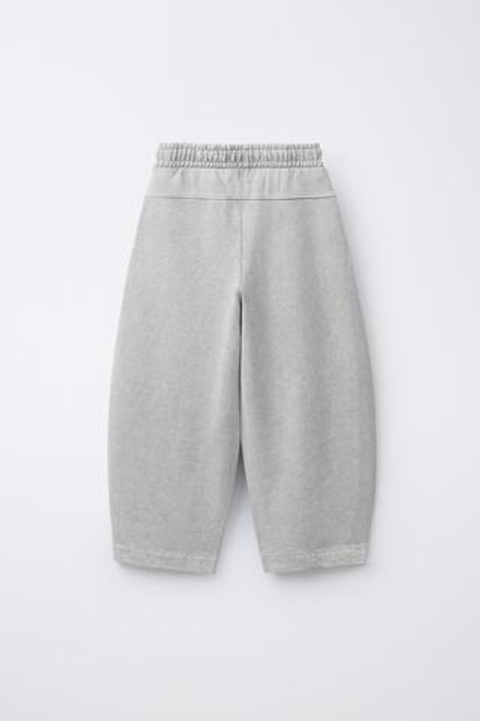 ZARA БРЮКИ BARREL ИЗ МЯГКОЙ ТКАНИ С НАДПИСЬЮ, СВЕТЛО-СЕРЫЙ