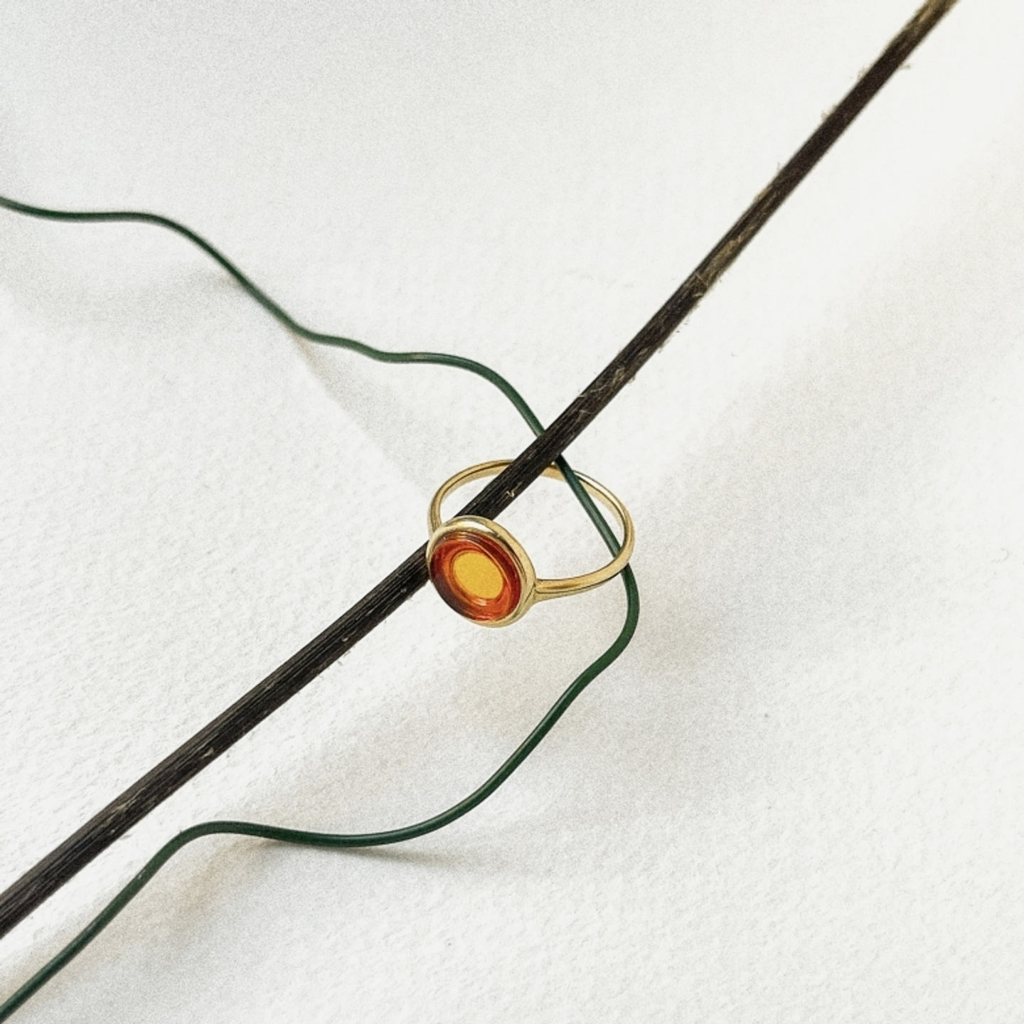 Кольцо с круглым коньячным янтарем, позолота