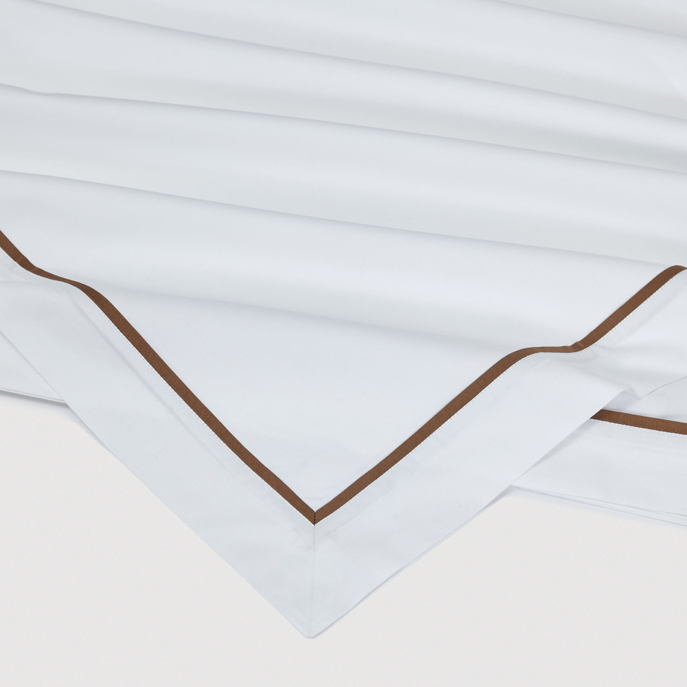 Постельное белье 2 спальное евро Сlaire&Caroll George белое с темно-коричневым кантом