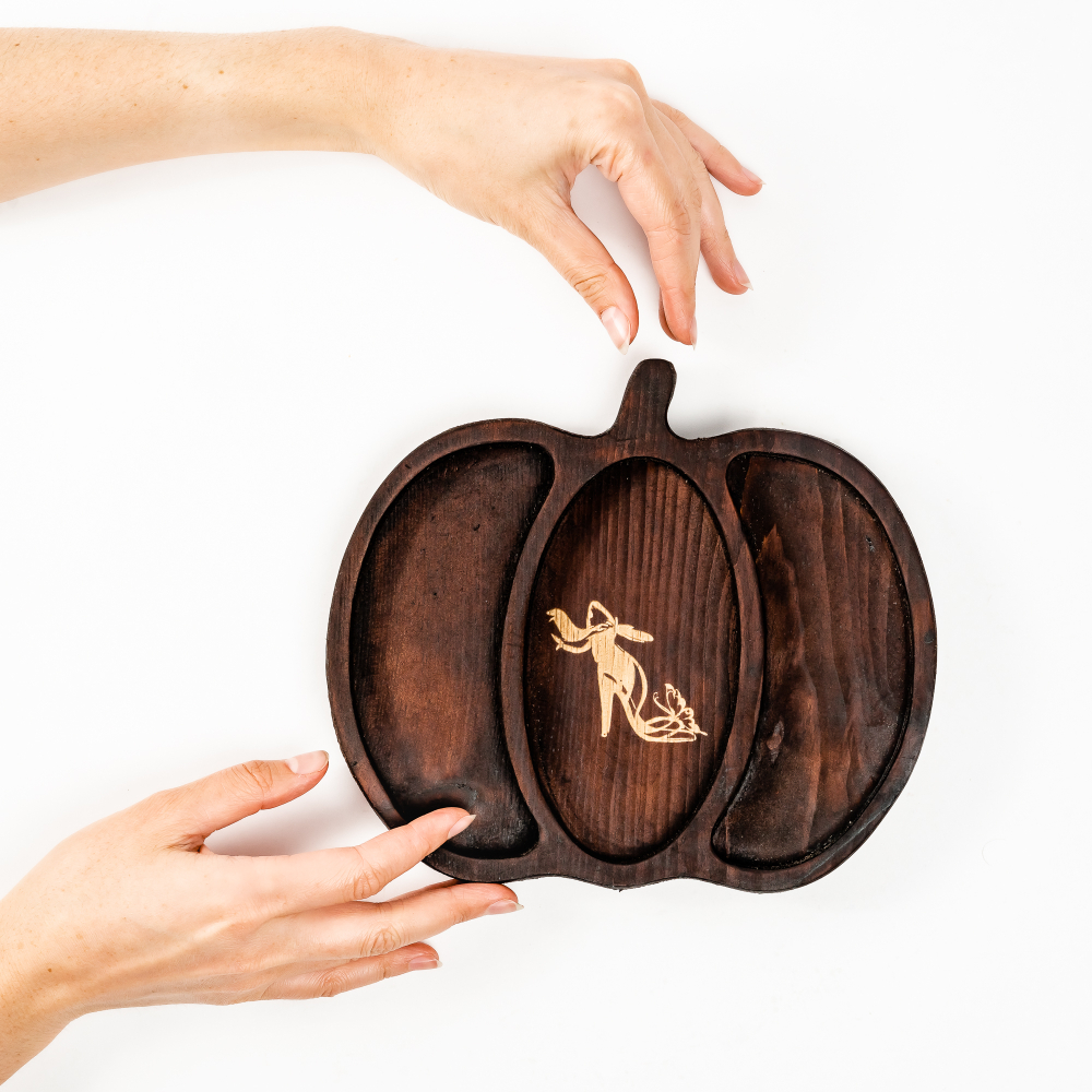 Менажница деревянная из сибирского кедра для подачи блюд и закусок с гравировкой "ТЫКОВКА". MG102