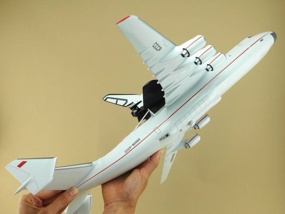 Модель самолета Ан-225 (М1:144, "МРIЯ" с Бураном, СССР-82060)