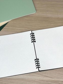 Блокнот квадратный в клетку 60л 195х210 мм т.зеленый (8808-017)