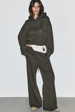 ZARA ТОЛСТОВКА С ЭФФЕКТОМ ПОТЕРТОСТИ, ЗВЕЗДАМИ И ЗАКЛЕПКАМИ, ТЕМНО-КОРИЧНЕВЫЙ