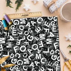 Ткань шифон хаос их букв на чёрном фоне