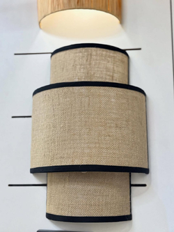 Стильное настенное бра с многоуровневым абажуром из натурального текстиля.