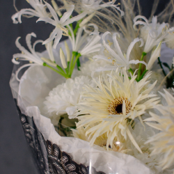 113. Кружевной белоснежный букет с выразительным акцентом