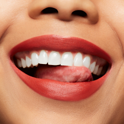 MAC Cosmetics Chili's Crew Lustreglass Lipstick - Увлажняющая глянцевая помада, 3 g