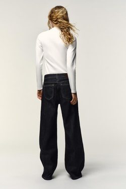 ZARA ФУТБОЛКА С ВОРОТНИКОМ-СТОЙКОЙ И БРОШЬЮ, ЖЕЛТОВАТО-БЕЛЫЙ