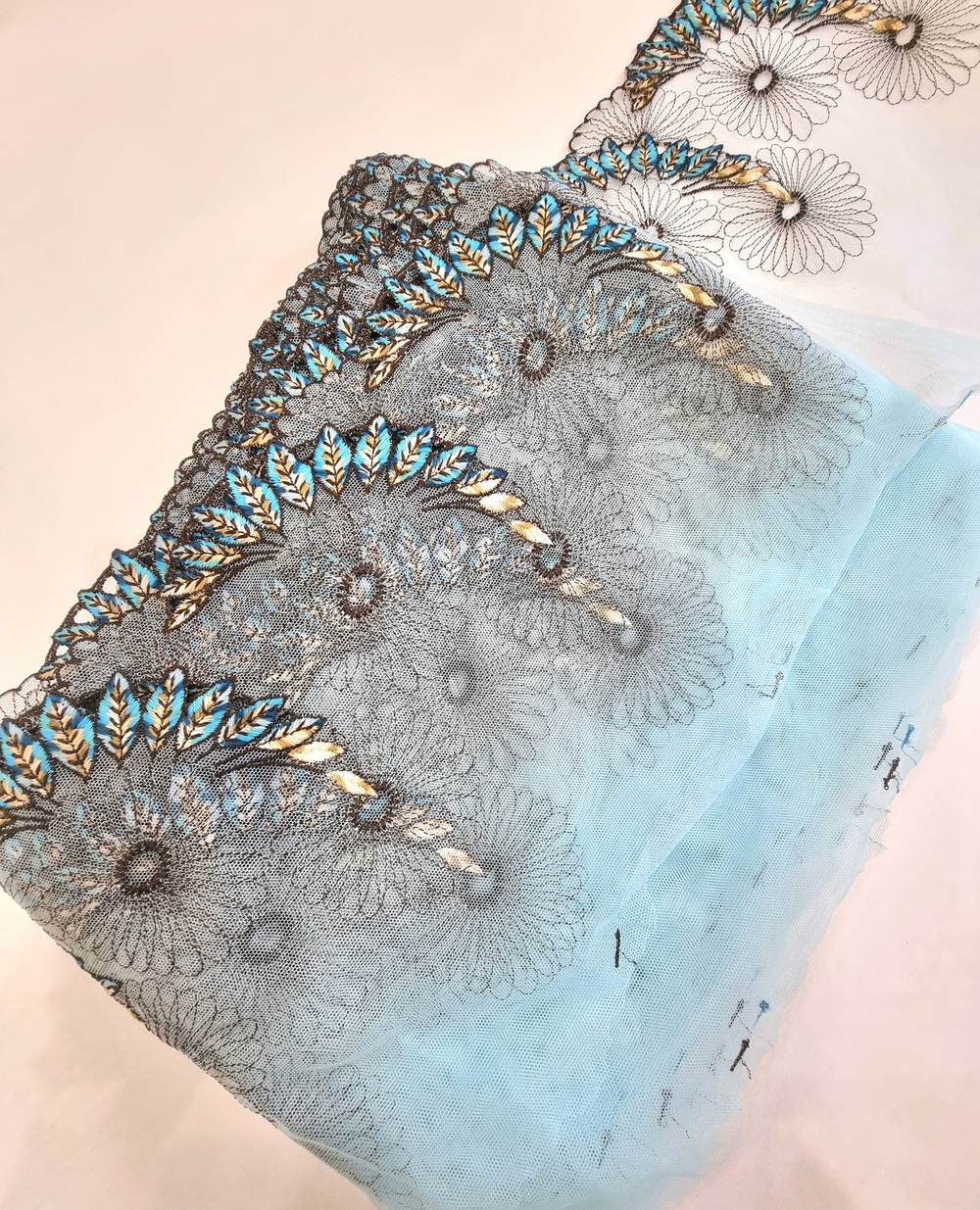 Вышивка на сетке бирюзовые пёрышки К600 левая