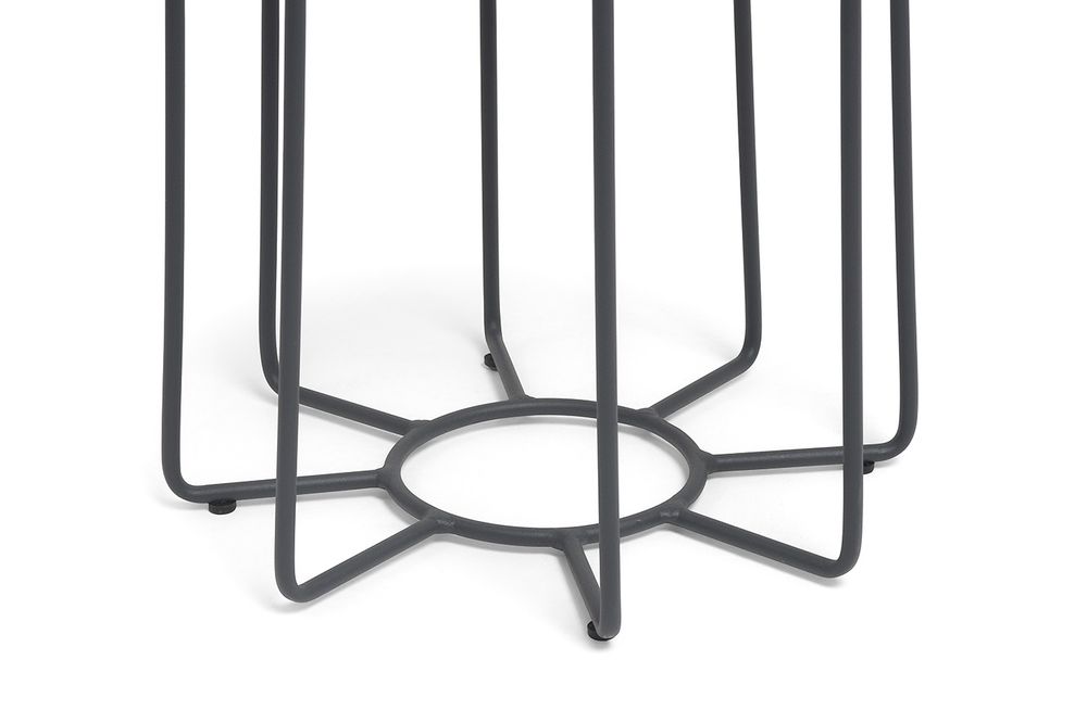 "Эквадор" журнальный стол из HPL круглый Ø40 H55, каркас из алюминия темно-серый (RAL 7024) муар, цвет столешницы "черный мрамор"