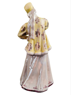 Фарфоровая статуэтка "Лебедушка" в желтой шубке (Дулево)