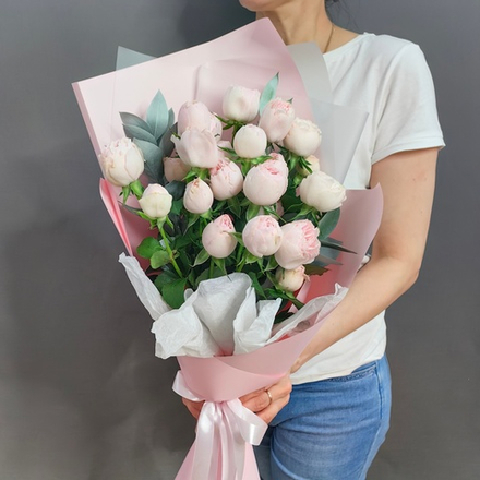 Букет из пионовидных роз сорта "Mansfield park"