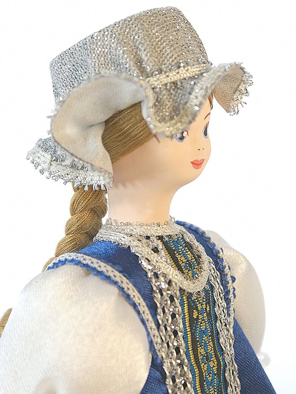 Фарфоровая кукла коллекционная в девичьем костюме Олонецкой губернии