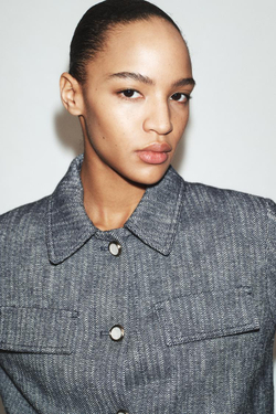 ZARA КОРОТКАЯ КУРТКА ИЗ РЕЛЬЕФНОЙ ТКАНИ, СИНИЙ/БЕЛЫЙ