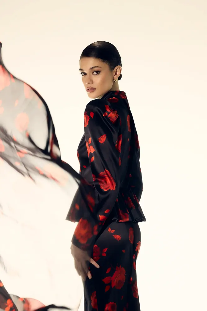 Валиса (Valisa top), топ из черного атласа с цветочным принтом