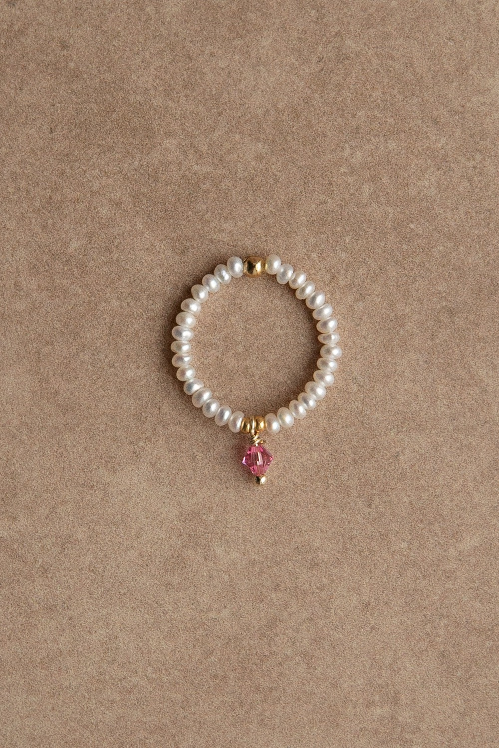 Кольцо из жемчуга со свободным розовым кристаллом