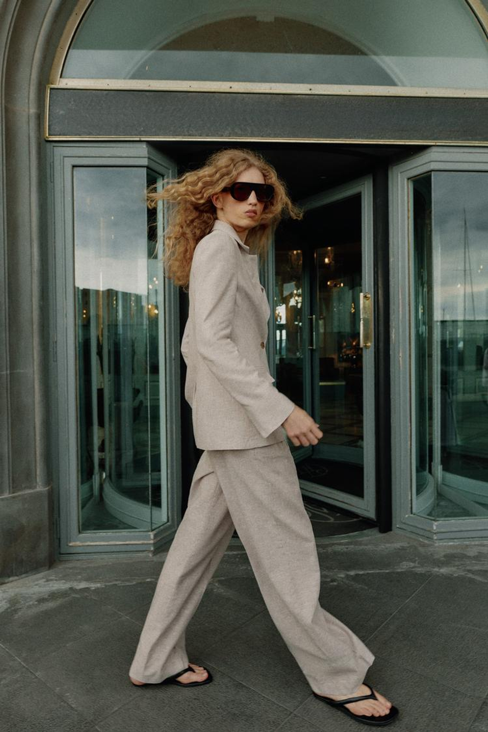 ZARA БРЮКИ ПРЯМОГО КРОЯ СО СКЛАДКАМИ ИЗ СМЕСОВОГО ЛЬНА, ПЕСОЧНЫЙ МЕЛАНЖ