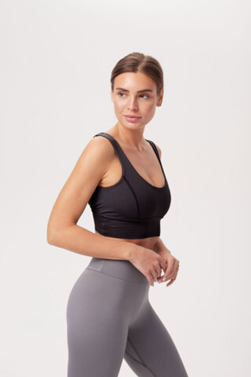 Топ с кольцами на спине