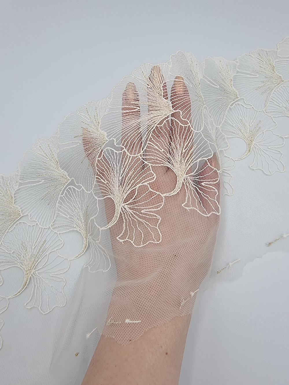 Вышивка на сетке кремовый/золото К737 правая