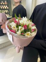 Букет из 25 белых и ярко-розовых тюльпанов