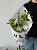 Кулек из диантусов, молюцеллы и вербы