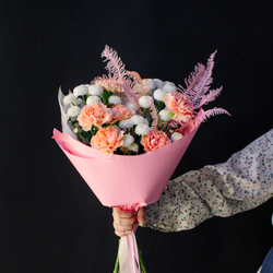 14. Стойкий букет с хризантемой и диантусами