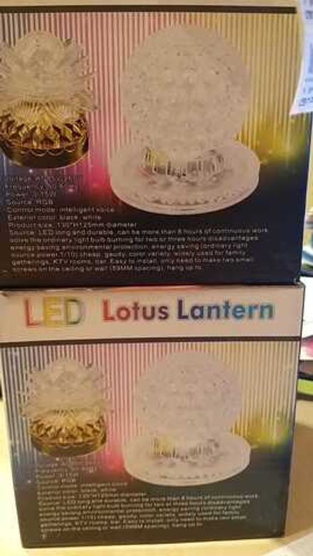 Светодиодный шар LED Lotus Lantern круглый, крутящийся на белой подставке с лампочками