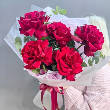 Букет из французских роз сорта "Эксплорер" с эвкалиптом