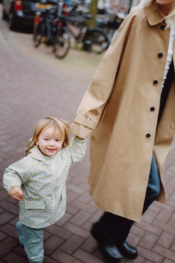 ZARA ПРОРЕЗИНЕННЫЙ ДОЖДЕВИК С ЦВЕТОЧНЫМ ПРИНТОМ, СИНЕВАТЫЙ