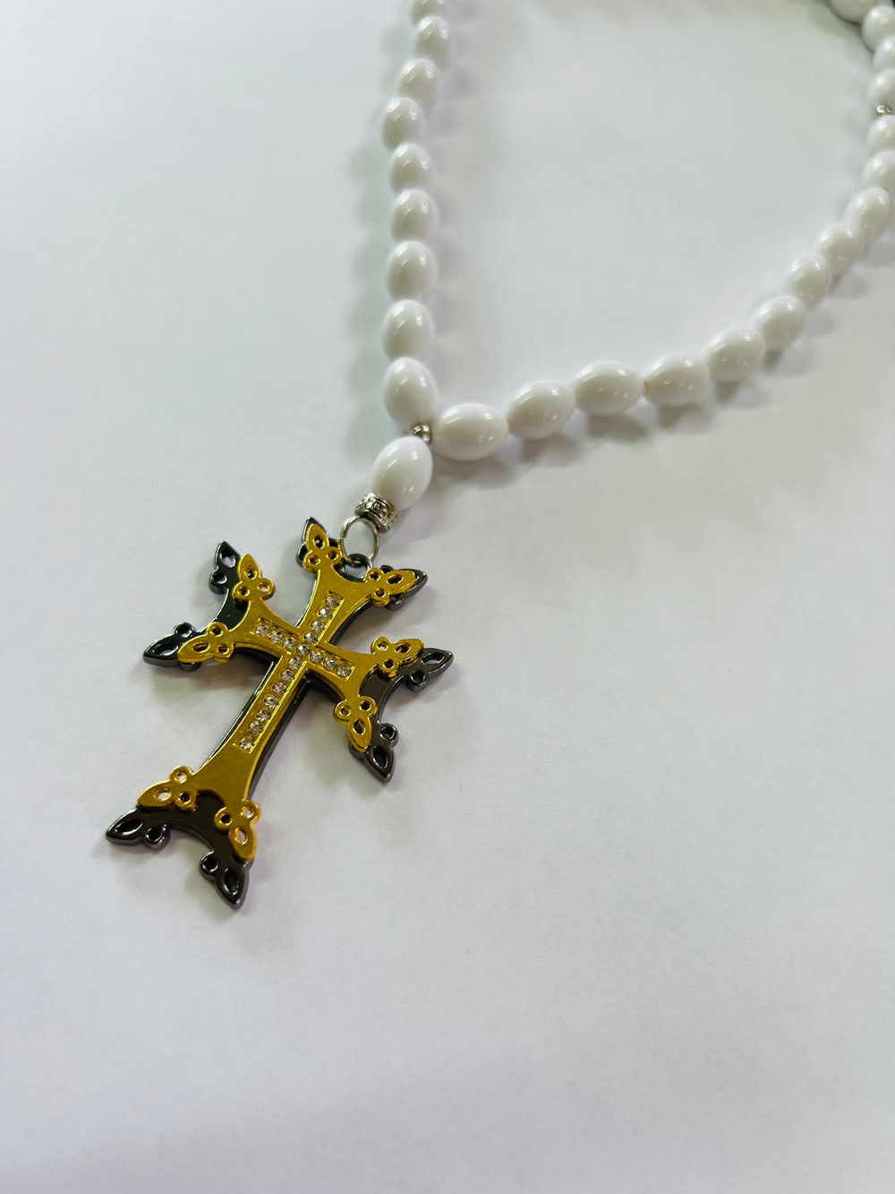 Игрушка-Подвеска на зеркало заднего вида - ЧЕТКИ ЭМАЛЬ Белые - КРЕСТ МЕТАЛЛ 2D зол-сер (страз)