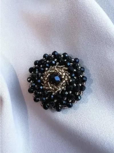 Большая декоративная пуговица-брошь с бисером и стразами
