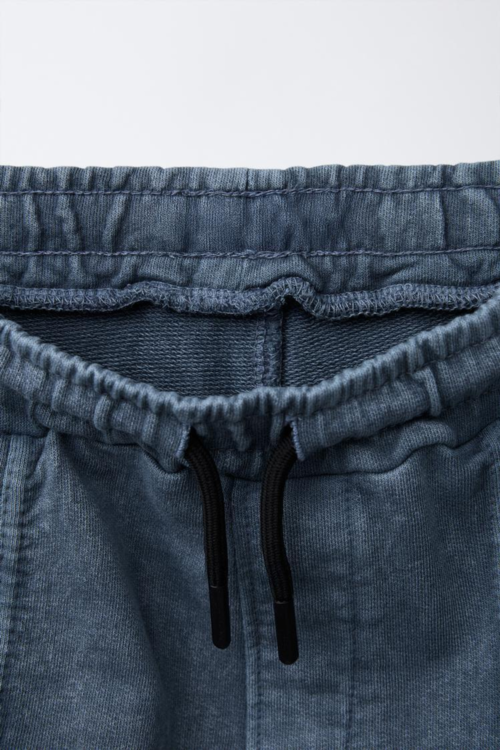 ZARA ШОРТЫ-БЕРМУДЫ С ЭФФЕКТОМ ПОТЕРТОСТИ И КАРМАНАМИ НА МОЛНИИ, ЛИНЯЛЫЙ СИНИЙ