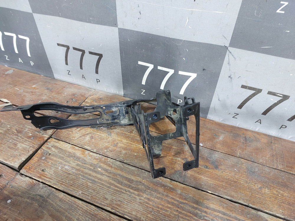 Кронштейн фары правый BMW 3-Series (F30) 11-20 Б/У Оригинал 51647245792