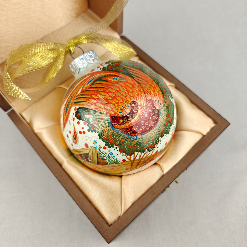 Шар елочный новогодний с круговой росписью Палех "Жар-птица" на белом в футляре в коробке